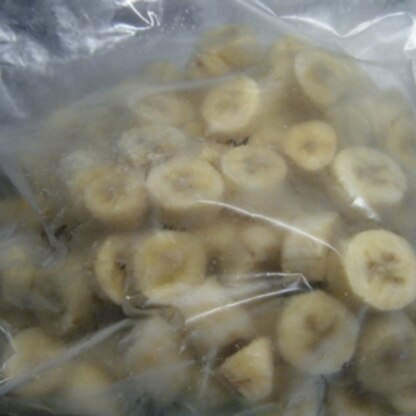 大量に熟したバナナがあったので♪冷凍しました♪スムージーに便利ですね(*^_^*)